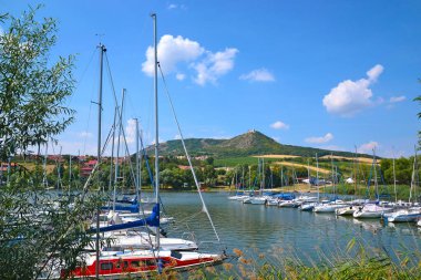 Nove Mlyny barajının limanından Palava şarap bölgesinin manzarası. Korunan manzara alanı. Yatlar, Çek Cumhuriyeti 'nin güney Moravya' daki Pavlov köyü yakınlarında demirlemişti..