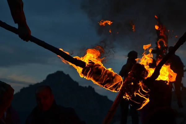 地元の伝統であるクルド イラクのアクレ市近くのノヴルーズ ノヴルーズお祝いでたいまつを燃やす炎の詳細は 男性は山の頂上に燃えるたいまつを運ぶ — ストック写真