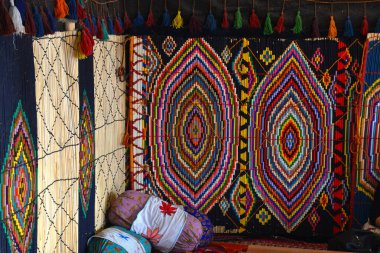 Duvarda el yapımı halılar, çay evinde yastıklar, renkli desenler, Erbil, Irak