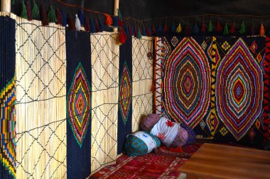 Duvarda el yapımı halılar, çay evinde yastıklar, renkli desenler, Erbil, Irak
