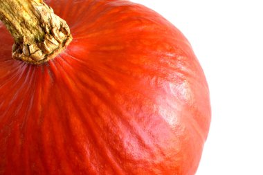 Balkabağım, beyaz arkaplanda üst görünüm, yakın plan, arka planda ahşap doku var.