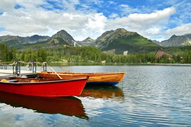 Dağ Gölü Strbske Pleso, High Tatras Ulusal Parkı 'nda tekneler. Kayak atlayışı, Strbske pleso, Slovakya, Avrupa.