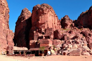 Antik kaya şehri Petra, kumtaşı oymalı arkeolojik alan, güzel renkli kumtaşı kayaları, anıt alanı, mavi gökyüzü, Ürdün 