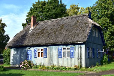 Nida, Litvanya - 18 Ağustos 2023: Curonian Spit boğazındaki küçük bir balıkçı köyündeki tipik bir ev