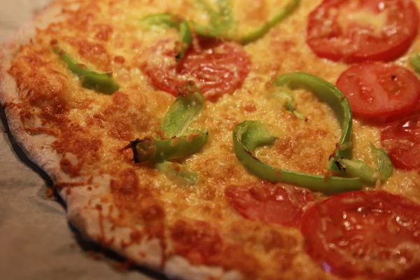 Pizza com queijo, pimenta verde e tomate — Fotografia de Stock