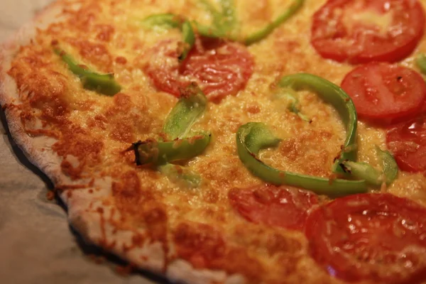 Peynir, yeşil biber ve domates pizza 