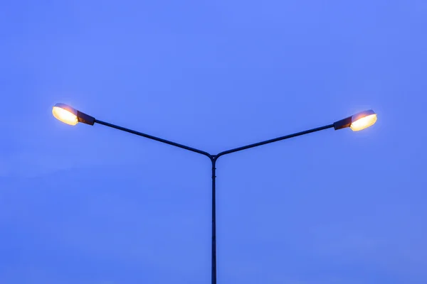 Street licht tegen de schemering — Stockfoto