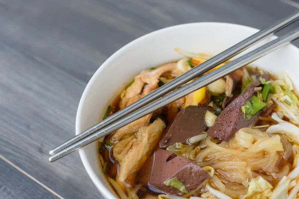 şehriye çorbası yemek çubukları ile