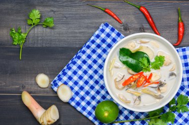 Tavuklu hindistan cevizi sütü çorbası.