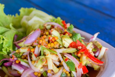 at nalı yengeci yumurta salatası