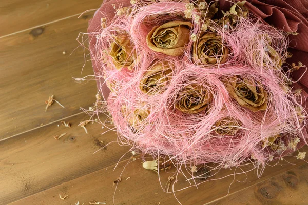 Getrocknete Blumen auf Holz — Stockfoto