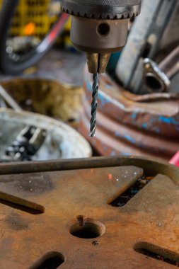 Dükkandaki eski matkap makinesini kapatın.