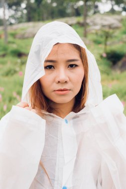 Yağmur ormanlarında kadın yağmurluk giyer.