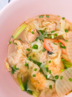 Kırmızı rostolu Wonton çorbası, üst manzara.