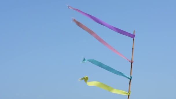 風や青空を背景に竹を結ぶリボン — ストック動画