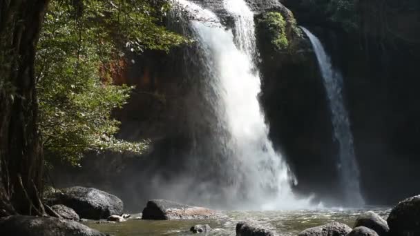 Haew Suwat Vízesés Reggel Khao Yai Nemzeti Parkban Nakhon Ratchasima — Stock videók