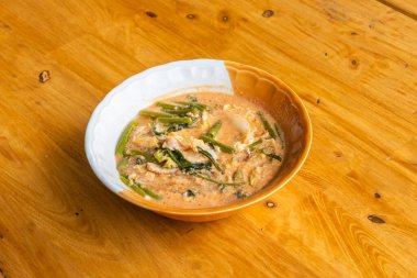 Tahta bir masada Sukiyaki (Tayland usulü), yakın ve üst görünüm.