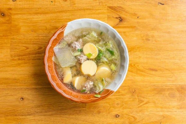 Sopa Clara Com Tofu Carne Porco Picada Uma Mesa Madeira — Fotografia de Stock