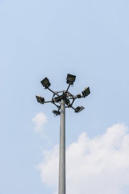 Lşık direğindeki lamba bulutlu ve mavi gökyüzü