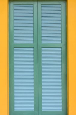 Ahşap yeşil kapı Vintage ev ve sarı duvar