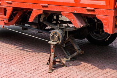 Jack 'in üstünde yeni bir lastik değişimi bekleyen bir araba.