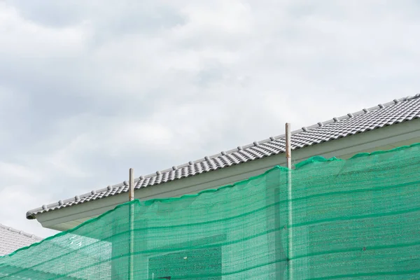 Grå Tak Bostadshus Med Grön Skydd — Stockfoto