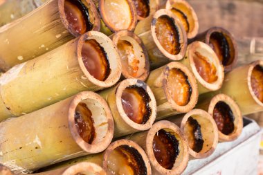 Bambu eklemlerinde kızartılmış glutinous pilavı.