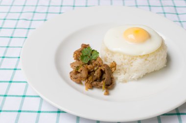 Sarımsak ile kızarmış domuz eti 