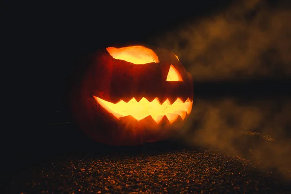 Gizemli ve korkunç bir gece manzarasında Cadılar Bayramı Balkabağı