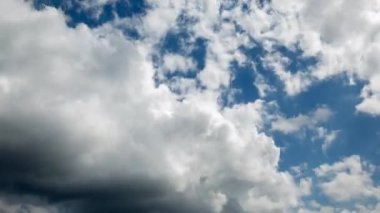 Mavi gökyüzü 4 k timelapse arasında uçan bulutlar