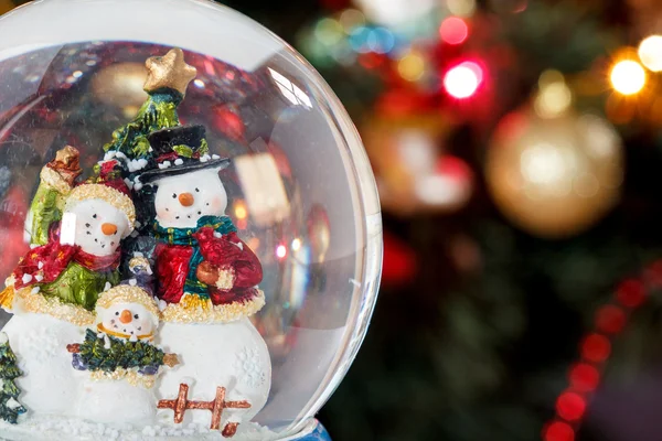 Bola de nieve con familia feliz muñeco de nieve Imágenes De Stock Sin Royalties Gratis