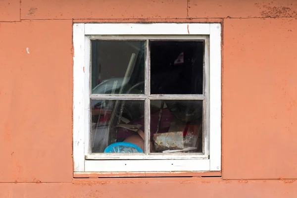 Rustikales Vintage-Fenster an roter Wand Stockbild