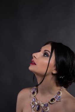 Kolyesi esmer Güzellik Portresi