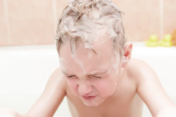 Ребенок в ванной — стоковое фото