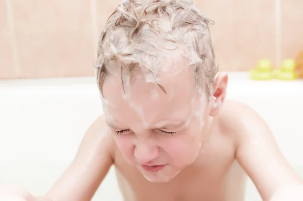 Kind in Badewanne — Stockfoto