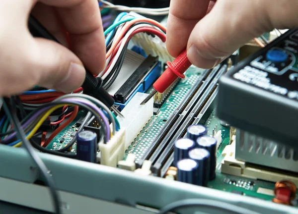 Primo piano di un tecnico mani con multimetro . — Foto Stock