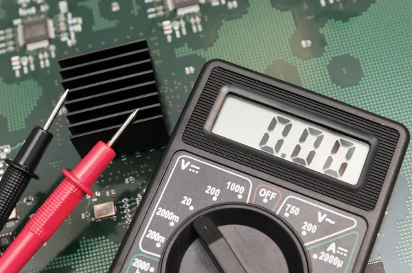pcb plaka üzerinde yakın çekim multimetre.