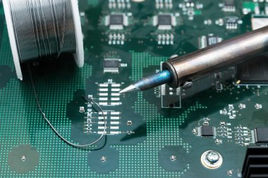 Bir Pcb üzerinde lehimleme demir
