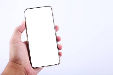 Boş akıllı telefon beyaz arkaplanda izole edildi.