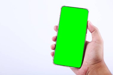 Beyaz arka planda boş ekran akıllı telefon kullanan sıradan bir adamın görüntüsünü oluştur. Uygulama reklamı ya da web tasarım şablonu için kullanılabilir