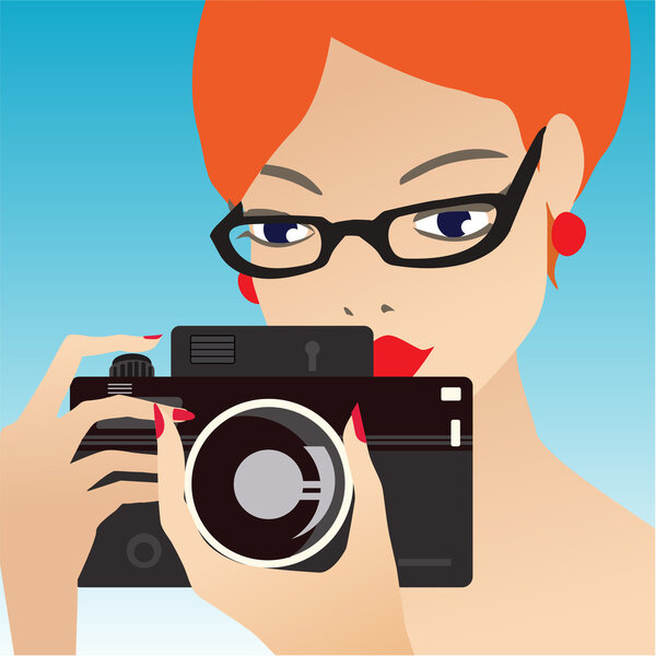 Молодая милая женщина держит камеру
