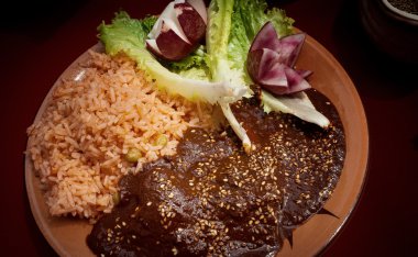 Köstebek sos tavuk 3 kırmızı