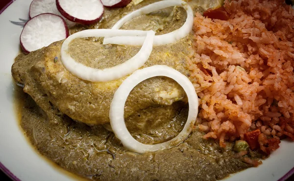 Köstebek sos tavuk ile yeşil 