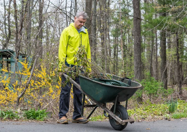 Pushing a Wheelbarrow In an American Garden — Fotografia de Stock