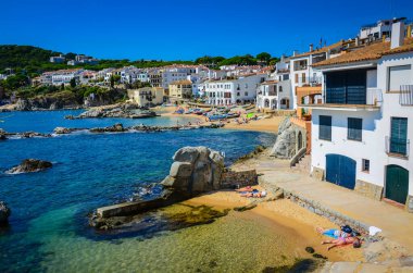 Costa Brava Sahilinde güneşlenen turistler