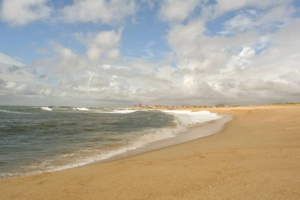 Perspectiva Una Playa Desierta Una Tarde Invierno Con Ciudad Fondo — Foto de Stock