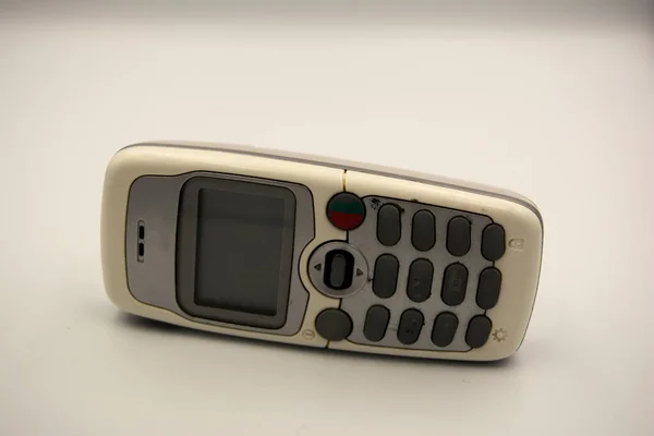 Παλιό Και Φθαρμένο Αναλογικό Κινητό Τηλέφωνο Απομονωμένο Λευκό Φόντο — Φωτογραφία Αρχείου