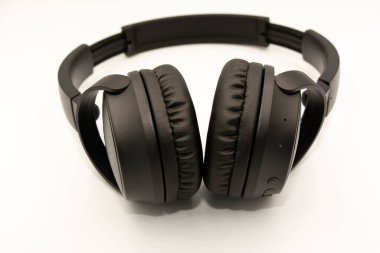 Kulaklığın üzerindeki siyah bluetooth beyaz arka planda izole edilmiş.