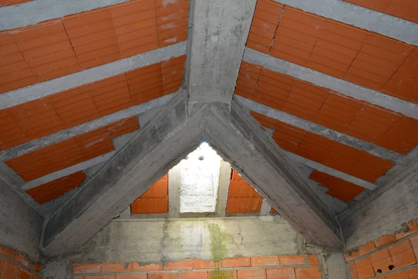 Szczegóły Nowoczesnej Konstrukcji Dachu Belkami Taśmami Mocującymi Blokach Żelbetowych Ceglanych — Zdjęcie stockowe