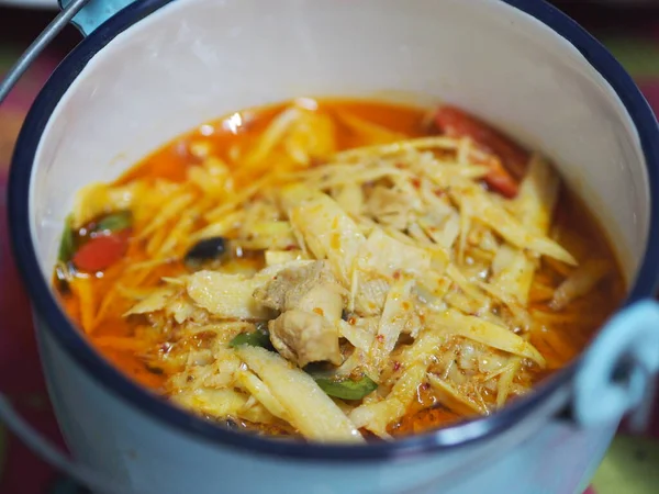 红色咖哩 白碗里有鸡肉和竹笋 泰国菜 — 图库照片